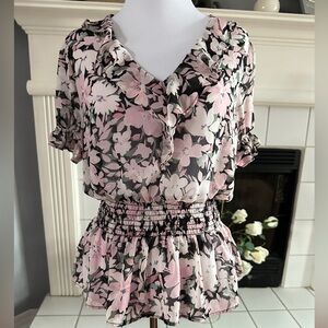 short sleeve lightweight blouse sz M v neck front/back w/tie closure